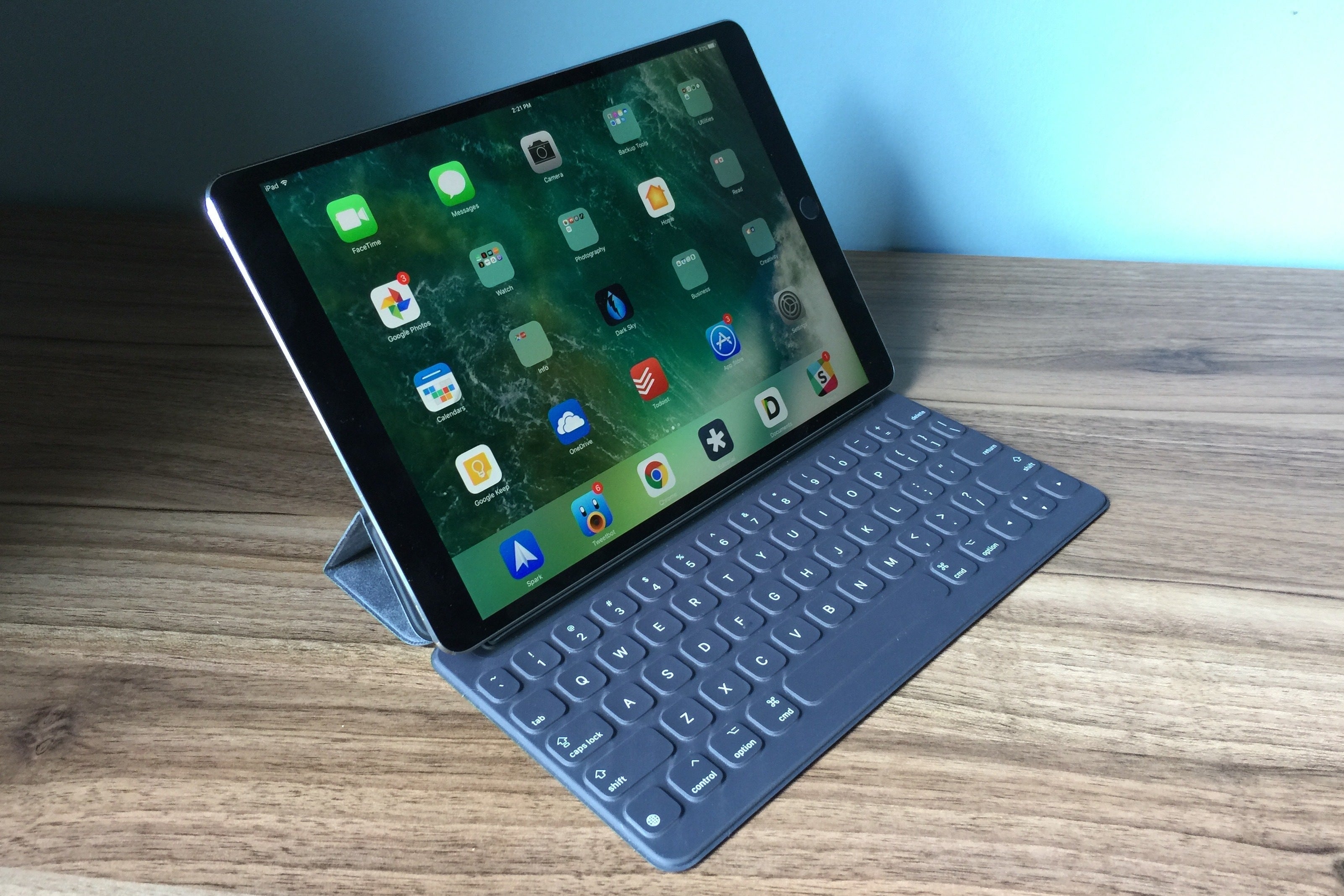 10.5inch iPad Pro keyboards Smart Keyboard vs. Logitech Slim Combo