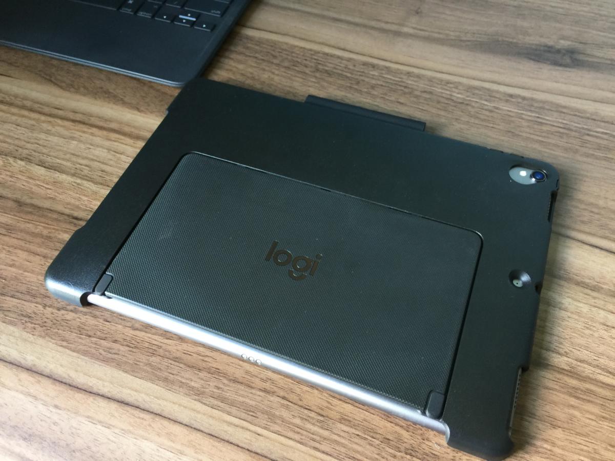 10.5-inch IPad Pro Keyboards: Smart Keyboard Vs. Logitech Slim Combo ...