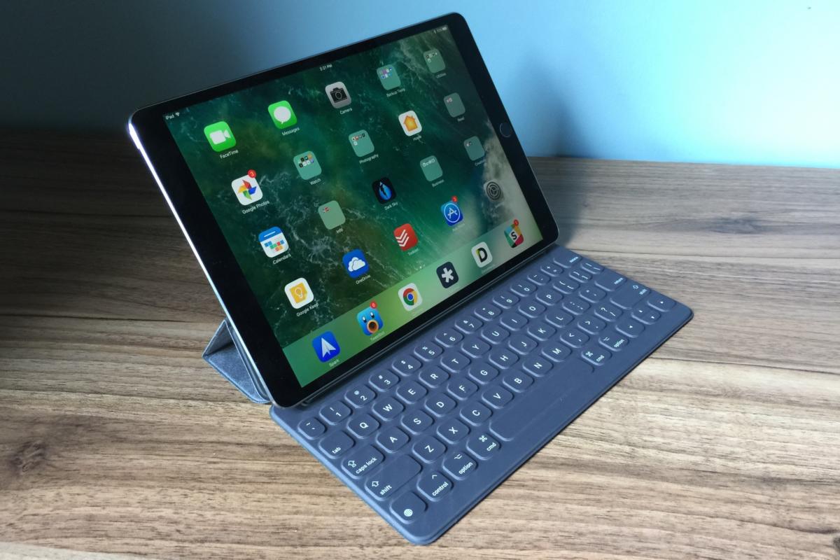 at tiltrække jord tag på sightseeing 10.5-inch iPad Pro keyboards: Smart Keyboard vs. Logitech Slim Combo |  Macworld