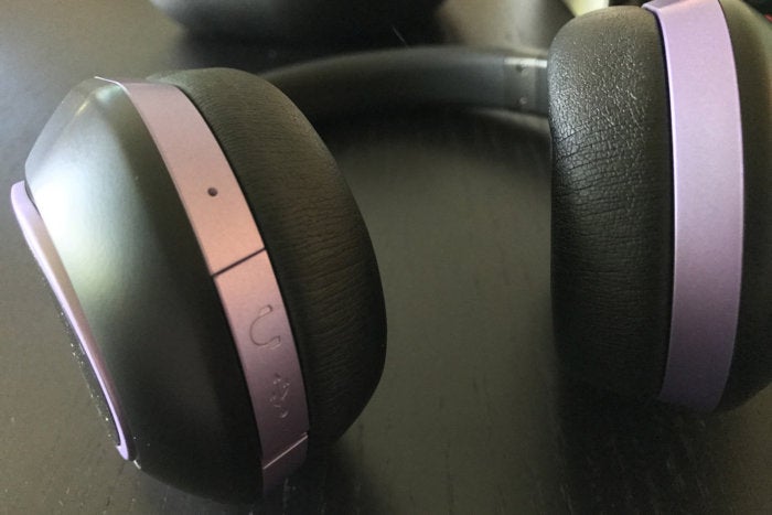 The bottom of the right ear cup (here shown on the left side) has a latch that exposes the microUSB