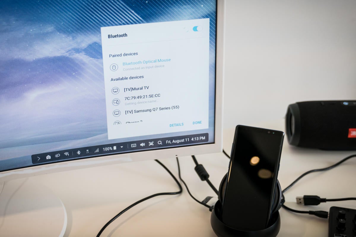 Samsung Note8 in DEX dock