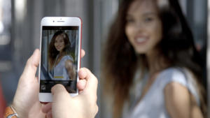 Apple iPhone 7 Plus Portrait Mode vs Samsung Galaxy Note 8 Live Focus still