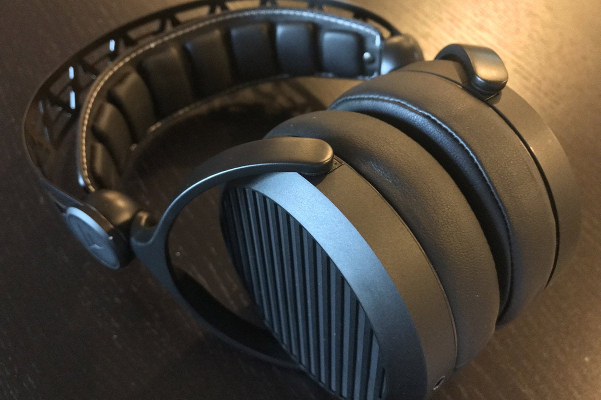 tidal force wave 5 headphones have a metal body