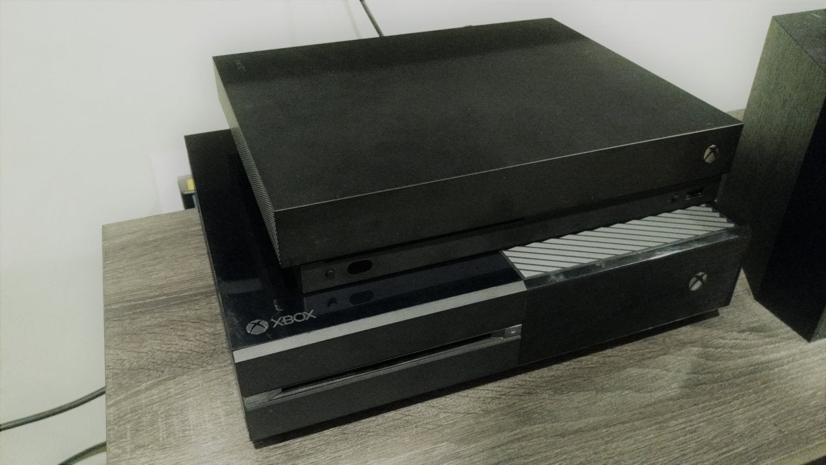 Xbox One X comparison with original Xbox One