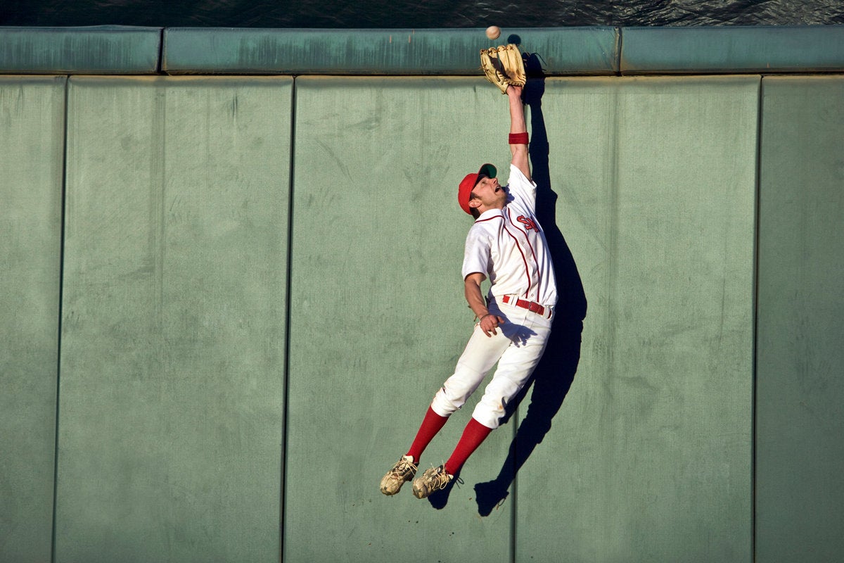 Joueur De Baseball Agile Sautant Et Volant