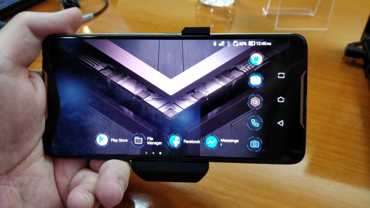 rog phone in hand