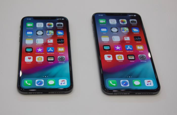 should i buy note 9 or iphone xs max