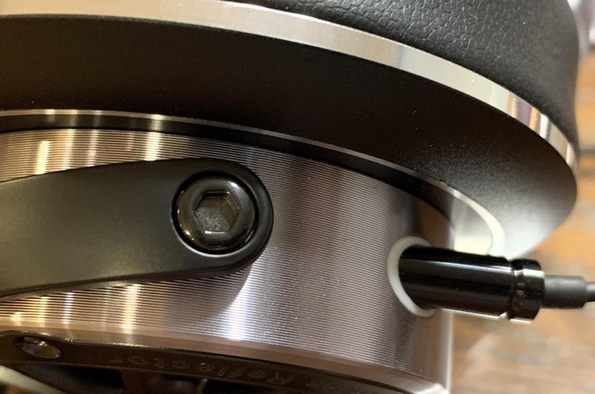 Detail view of the knurled design of the ear cup.