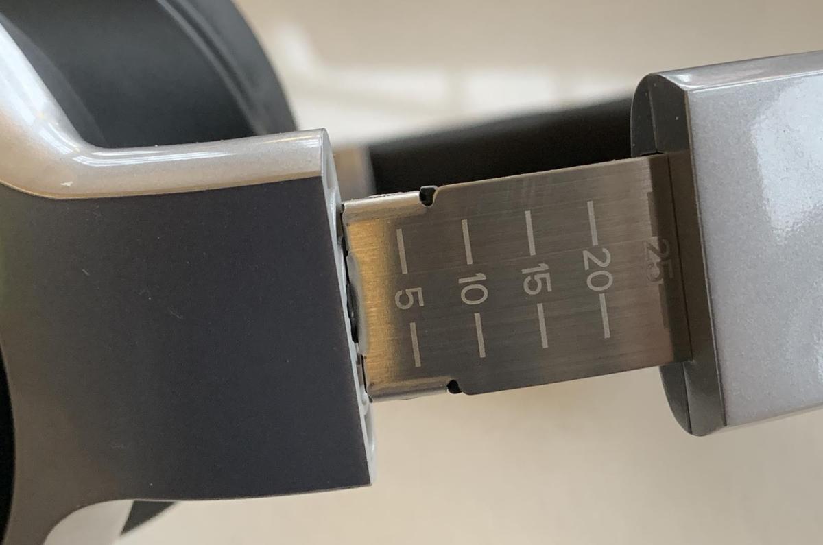 Mixcder E7 click-adjustable headband is made of metal, a nice design tradeoff.
