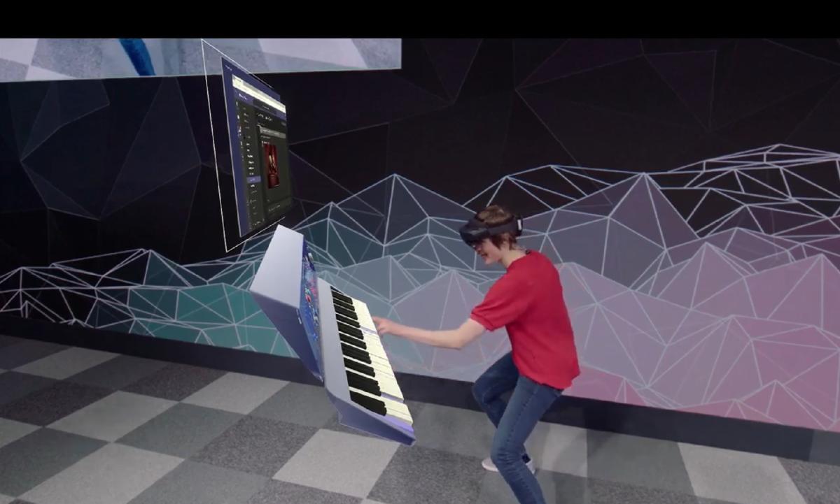 Microsoft HoloLens 2 piano