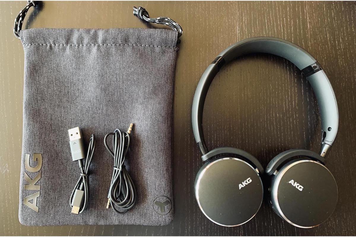 Standard accessories include a soft pouch, USB charging cable, and 3.5mm audio cable for wired conne
