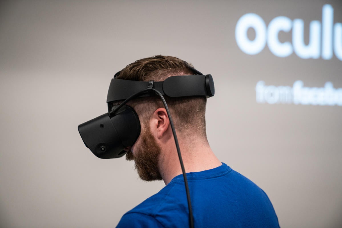 does the oculus rift s have headphones