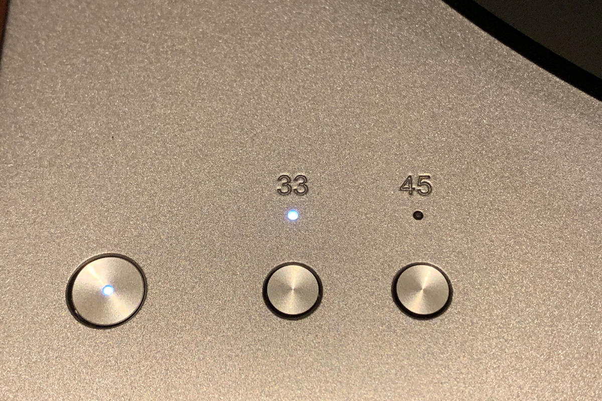 A small light lets you know the platter’s current speed.