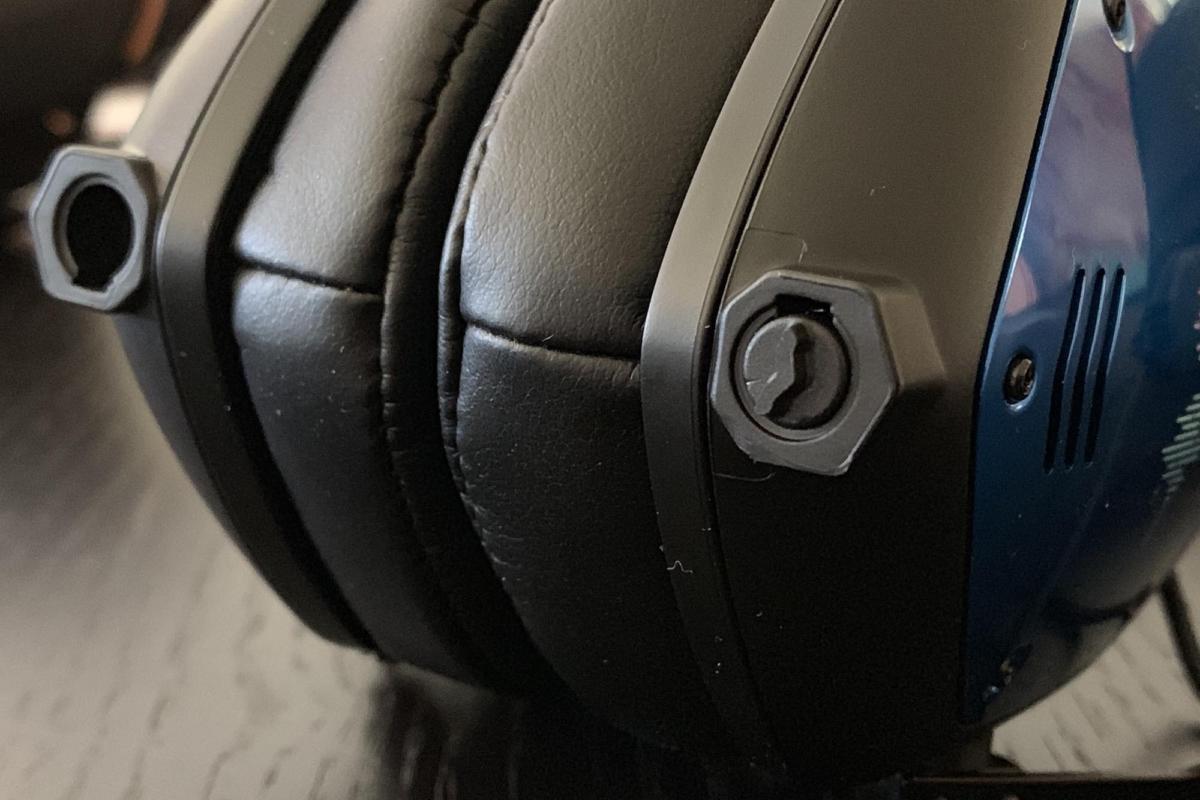 You have the option of plugging the headphones into either the right or left earcup. The V-Moda band