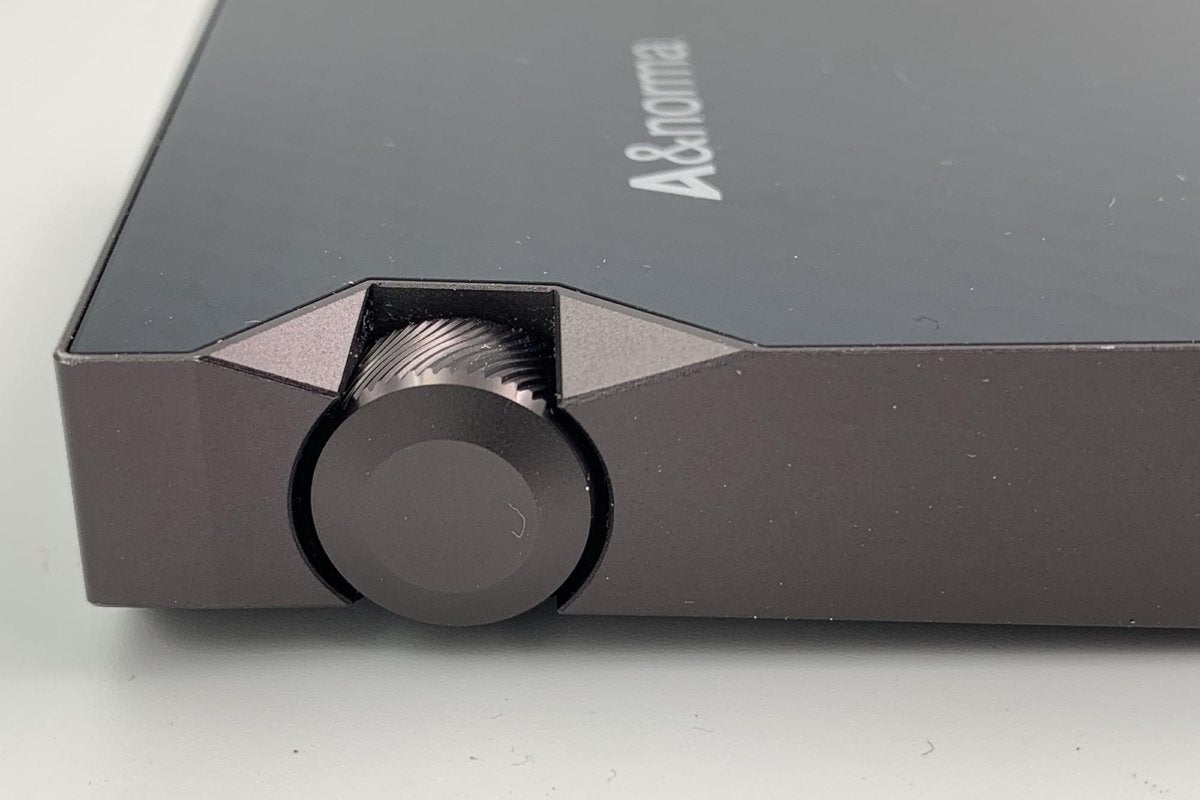 The Astell&Kern SR15 sports a knurled volume control. The encolsure’s tapered side makes it easy to