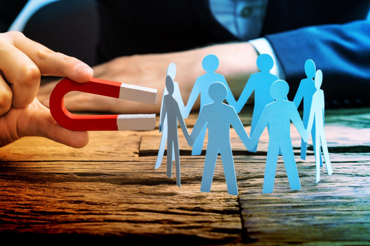 Recruiter attracts leads  >  Using a horseshoe magnet on a group of figurines.