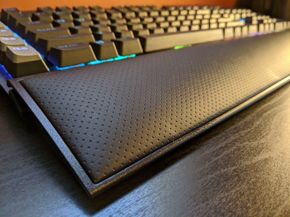 CORSAIR K95 RGB Platinum XT Review - Closer Look
