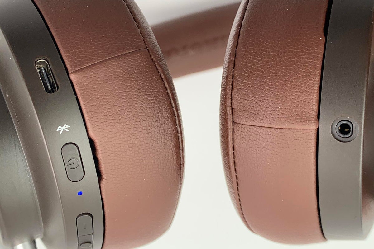 shure aonic 50 imitation leather detail