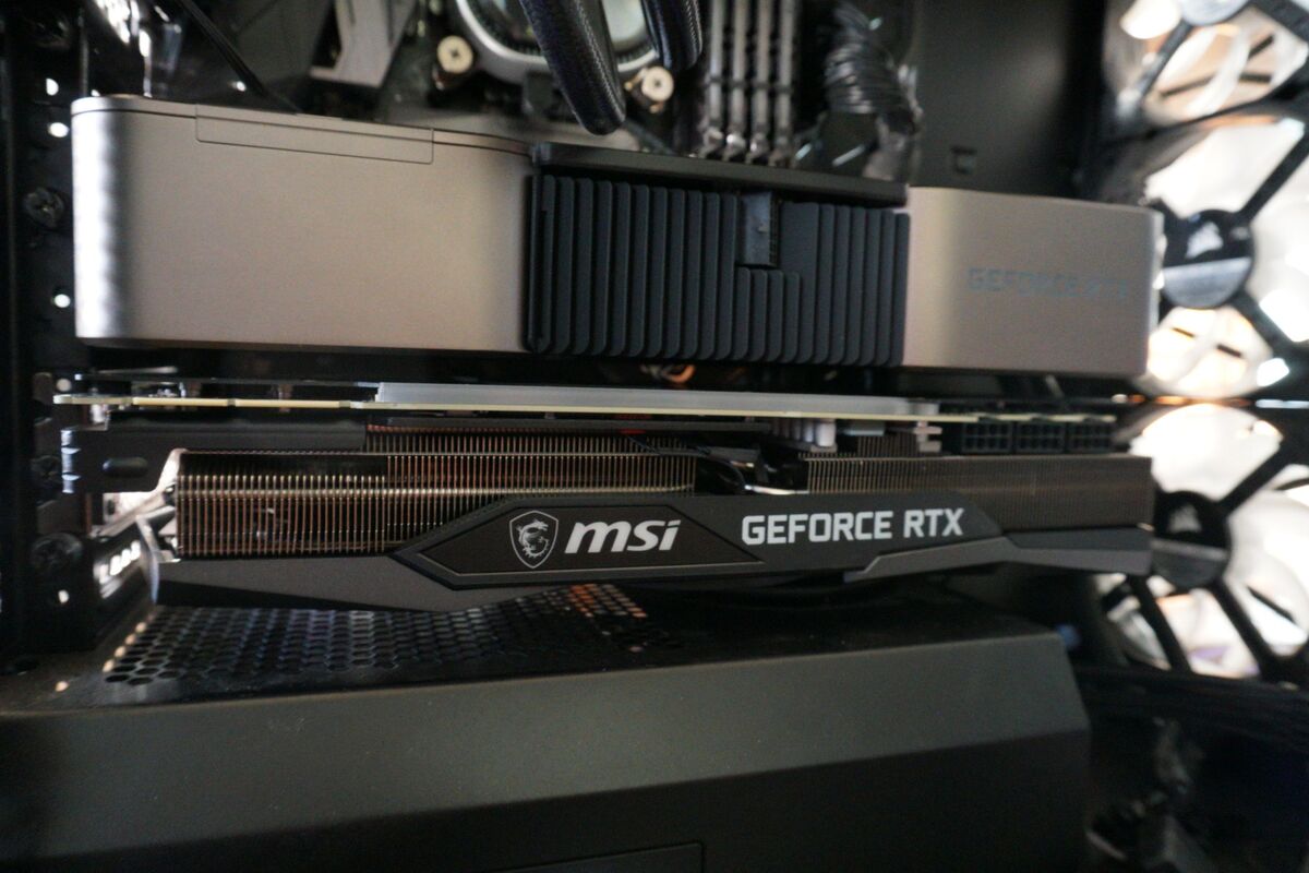Cool flagship instead of fusion reactor: the GeForce RTX 3090 Ti turns the  efficiency list upside down with a 300-watt throttle and beats the Radeons