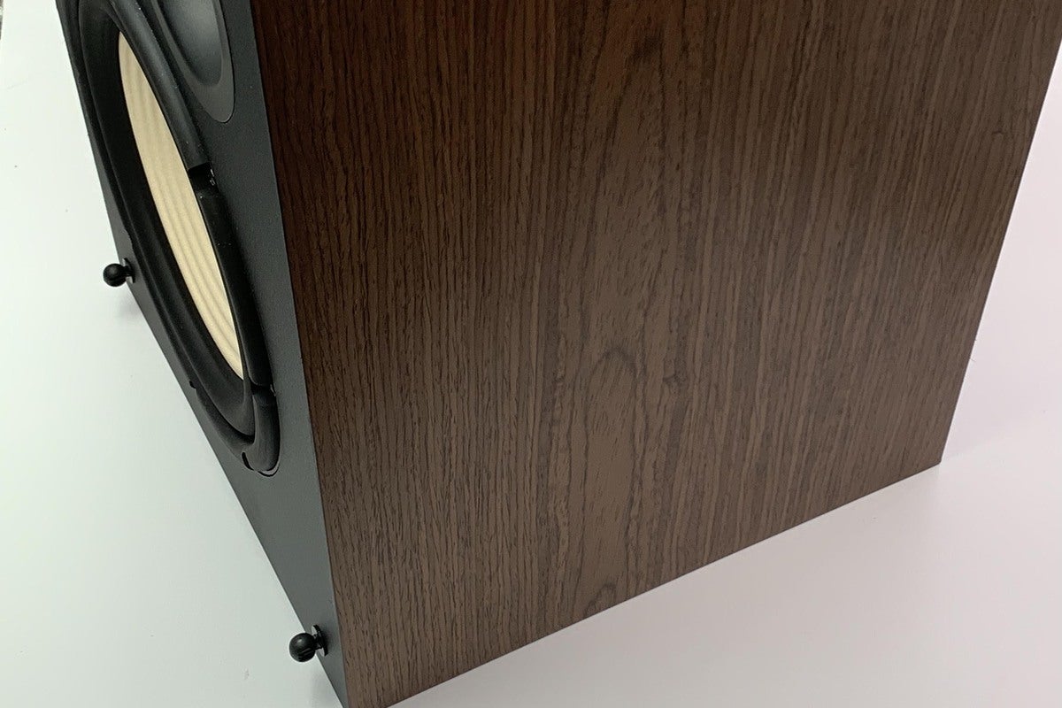 Detail view of the high quality wood veneer’s statin finish.