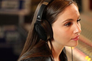 audeze lcd1 lifestyle3
