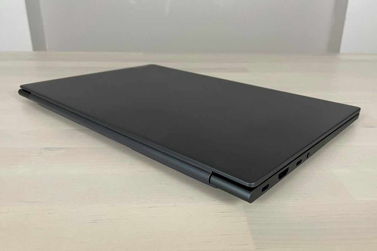 lenovo ideapad slim 7 14iil05 rear