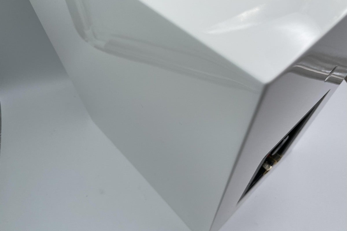 The CG5’s gorgeous gloss finish is fingerprint resistant.