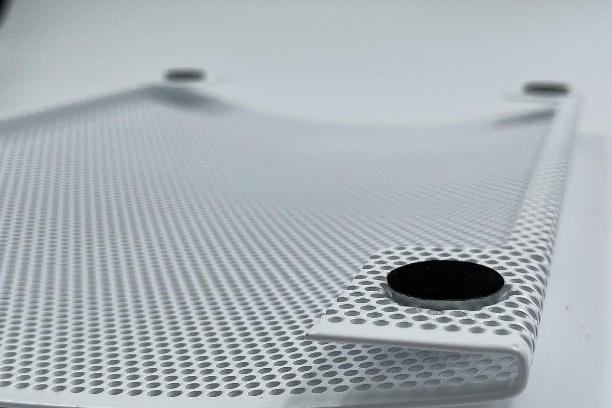 Detailed view of the curved, metal grille. The grille has velvet-like pads that prevent any scratchi