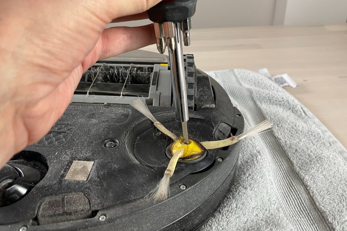 how to clean roomba side brush