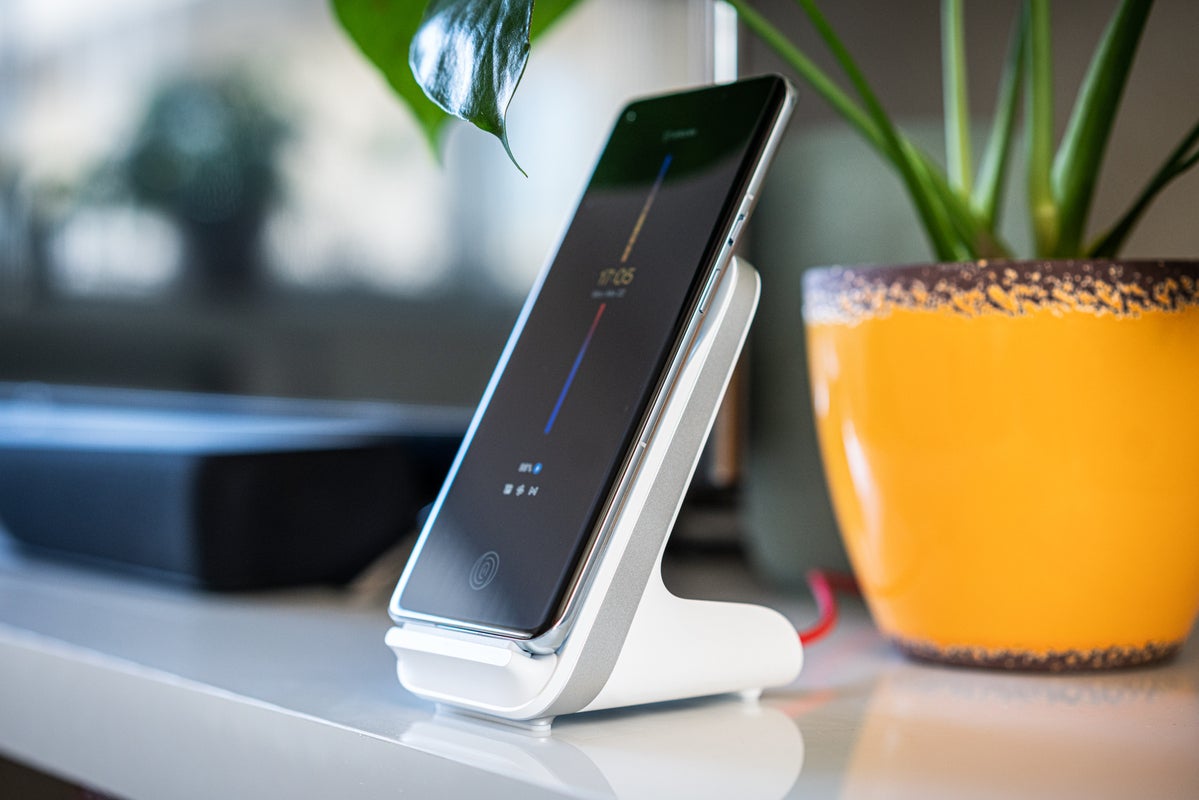 OnePlus 9 Pro & Warp 50 Wireless Charger