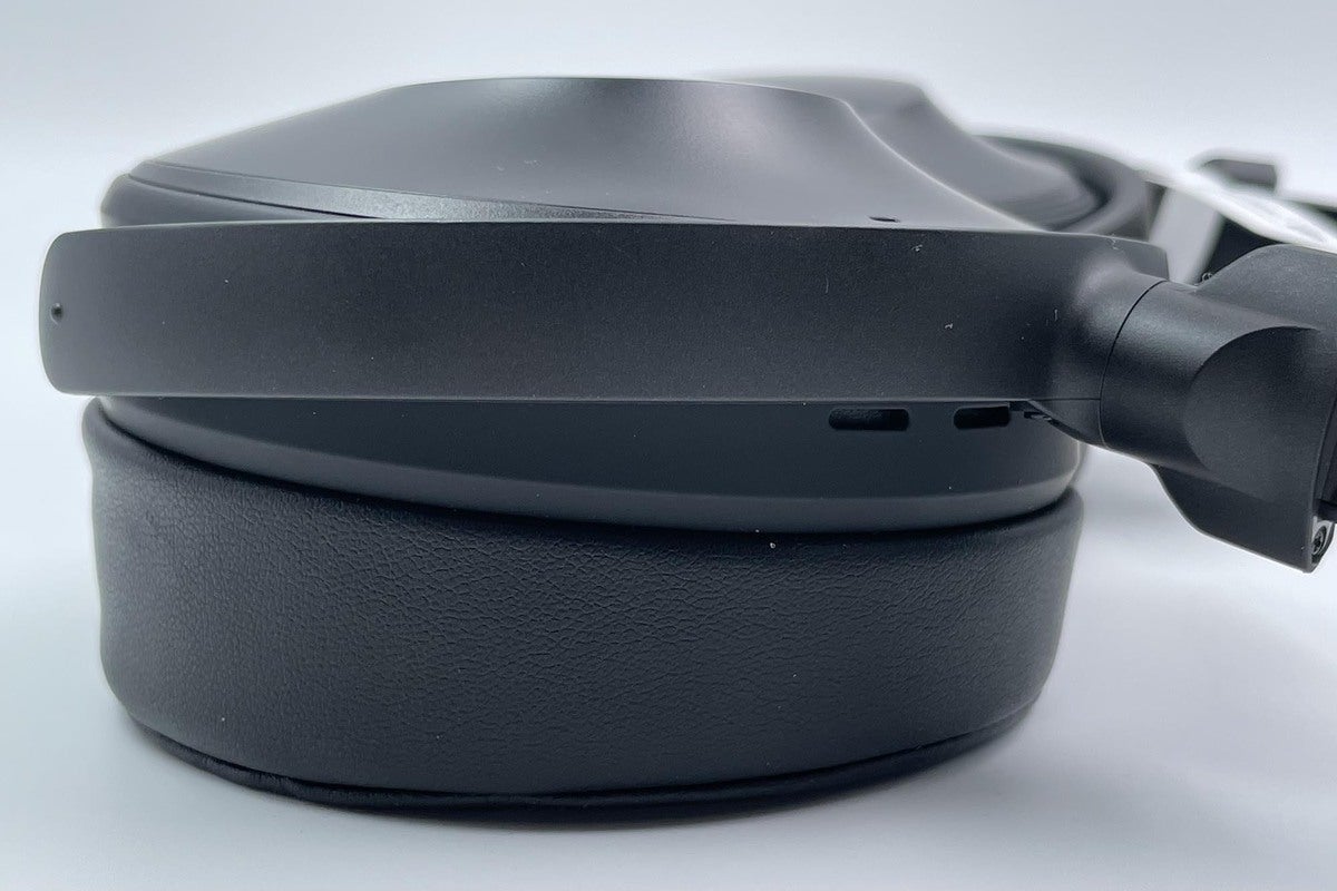 It’s easy to see the Yamaha’s tapered earcups. The tapered earcups provide a comfortable, solid seal