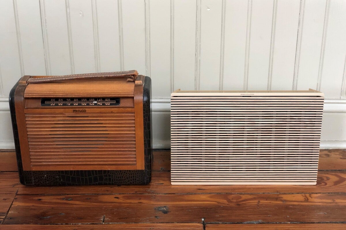 bo level next to vintage radio
