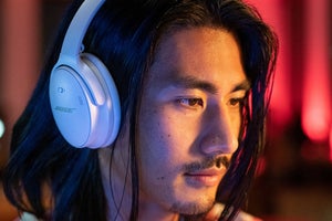 Bose QuietComfort 45 ANC headphone in white smoke