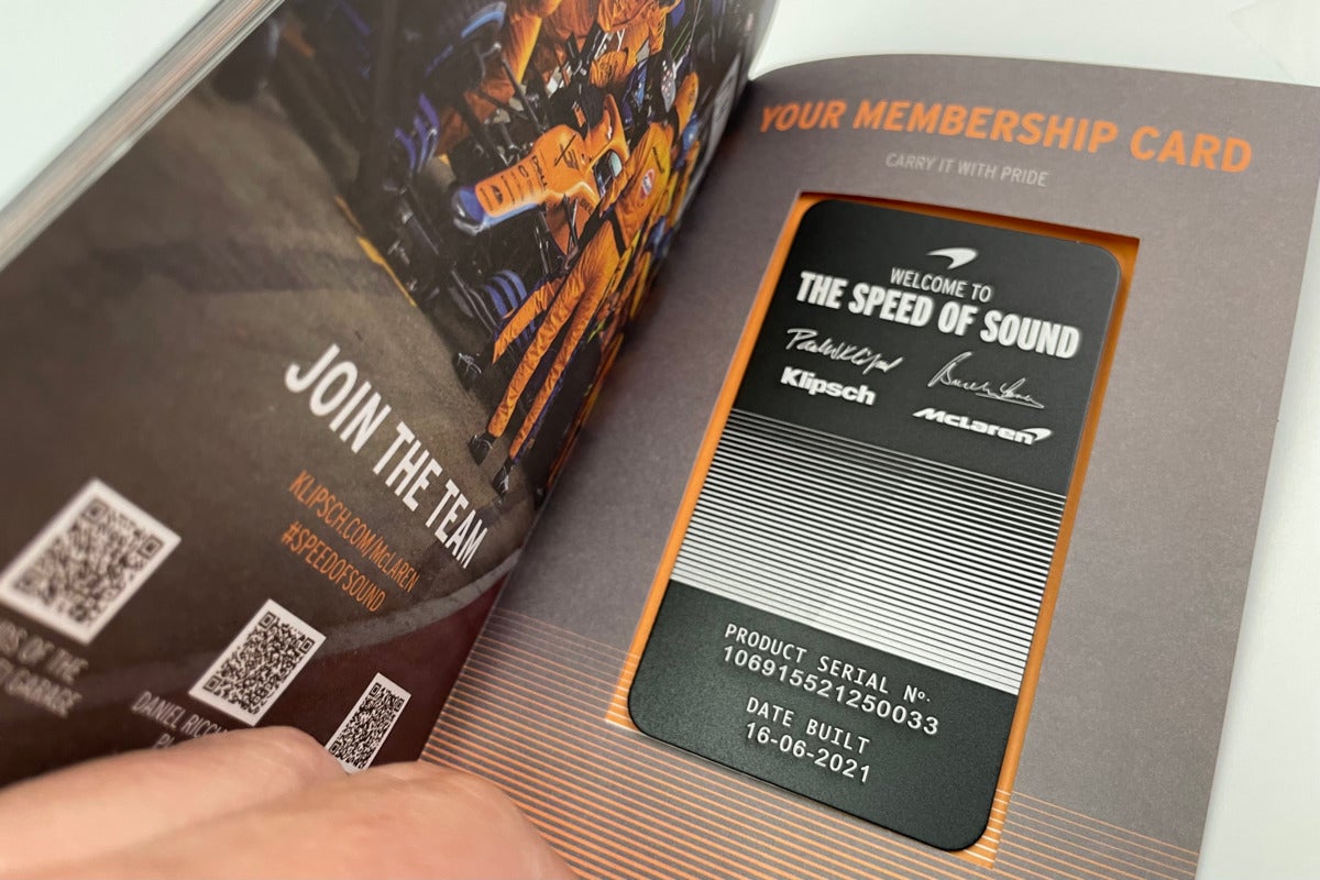 Het co-branded 'Speed ​​of Sound'-boekje is een eerbetoon van 12 pagina's aan de T5 II McLaren-editie, evenals een