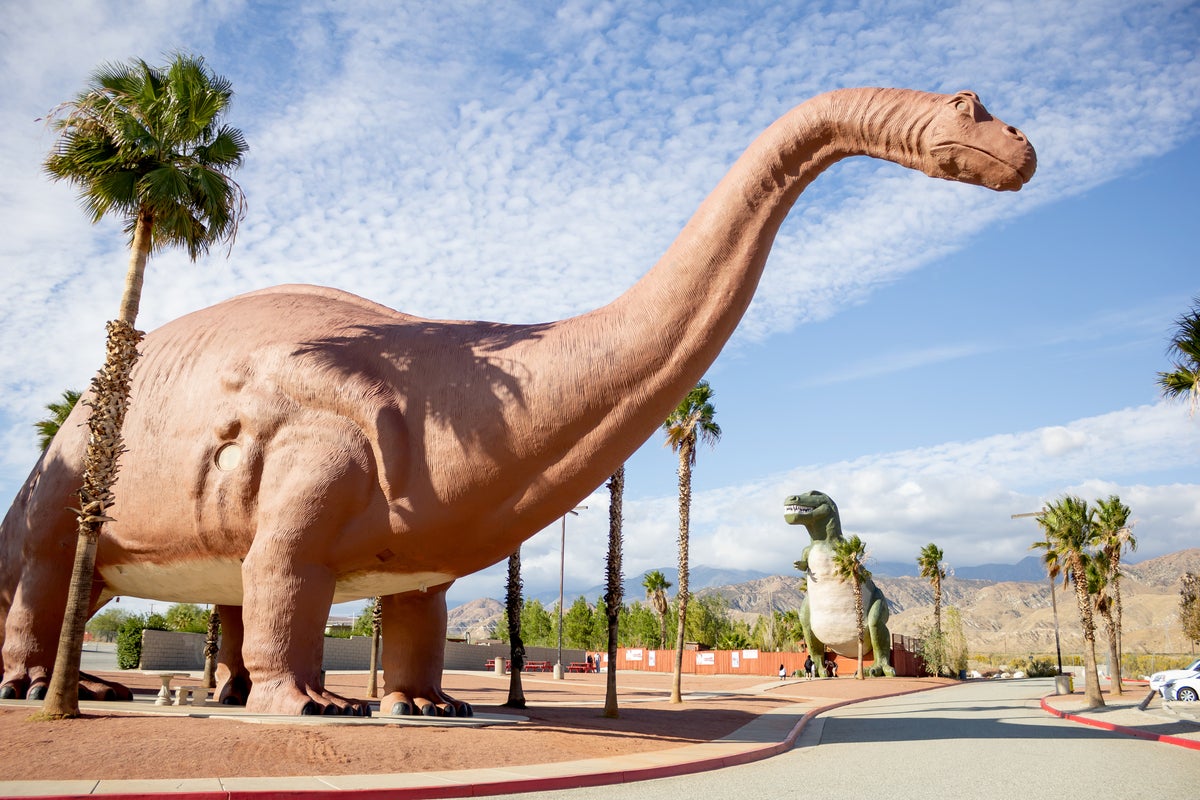 Unique landmarks. Статуя Бронтозавр. Бронтозавр фото. Здание в виде динозавра в Cabazon.