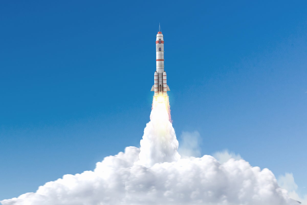 shutterstock 523715947 rocket takeoff against a clear blue sky