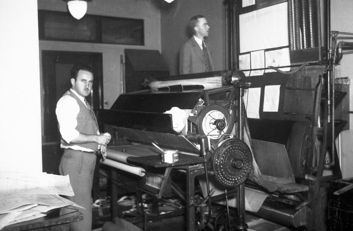 how to fix printer spooler error in windows xp men with printing press c1935 seattle municipal archives via flickr