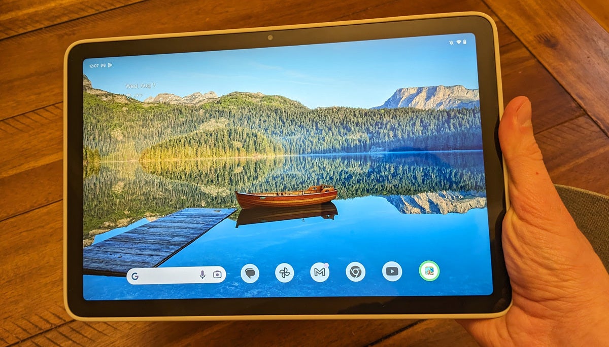 Google Pixel Tablet - held