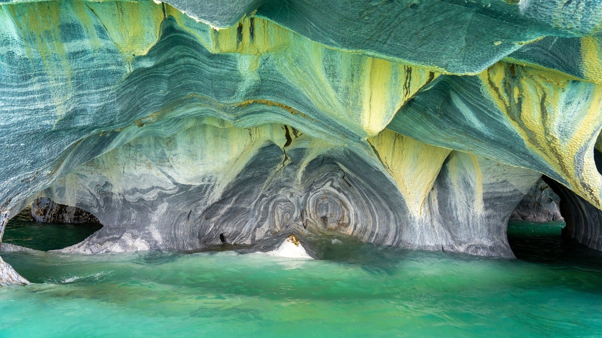 shutterstock 2281486569 green marble caves and clear pools of Lake General Carrera en Patagonia