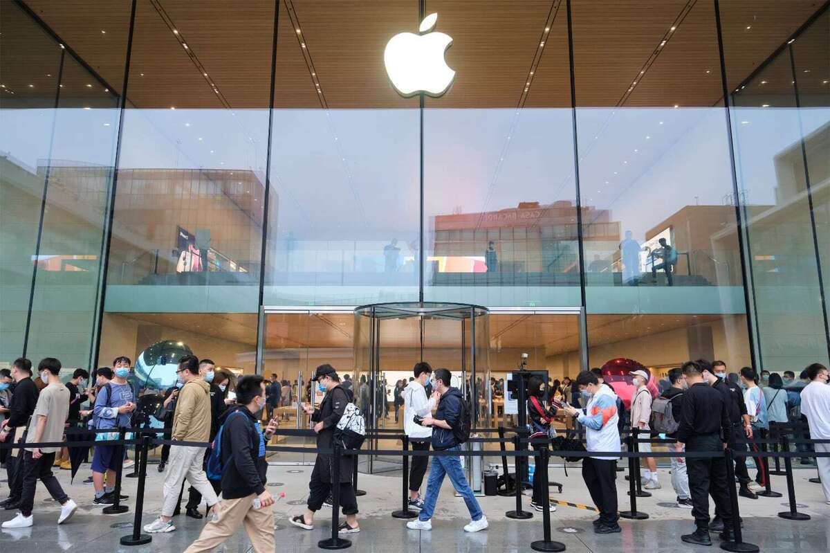 Apple da marcha atrás en su política de regreso al trabajo, cita el resurgimiento del virus