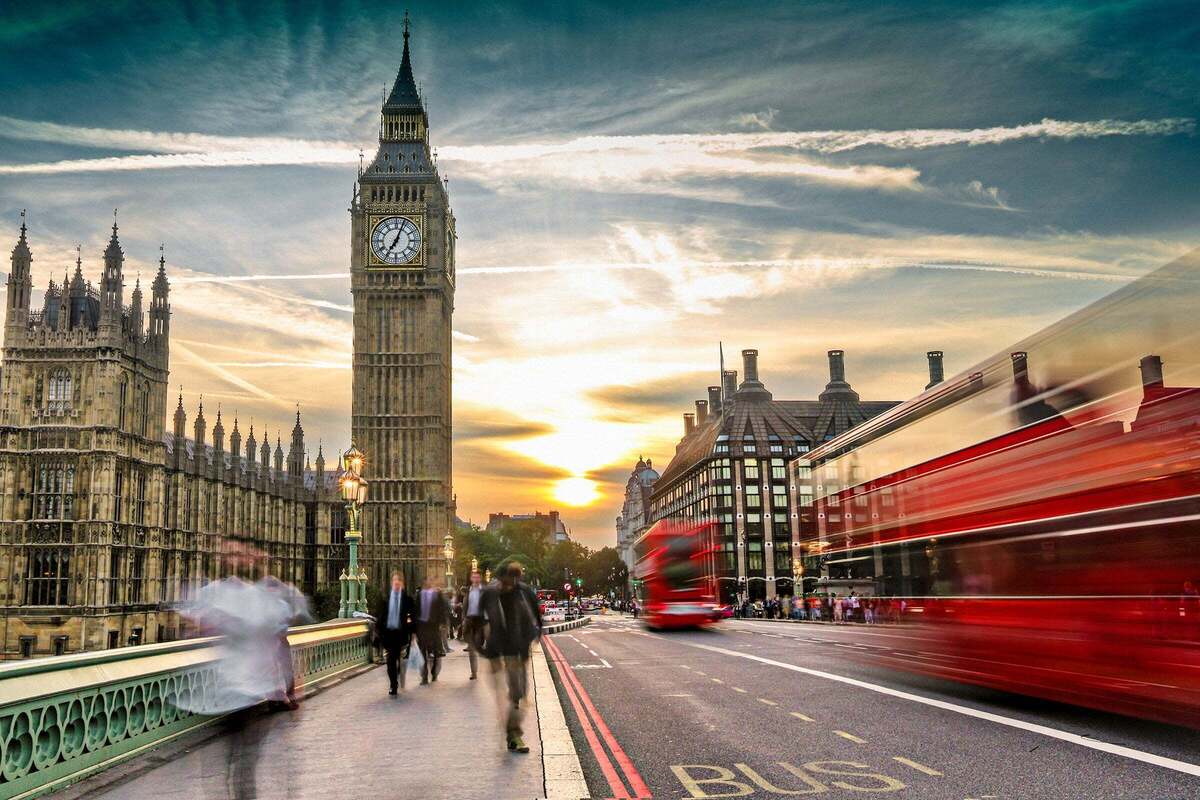 UK | United Kingdom  >  London  >  street / traffic / buses / pedestrians / Big Ben / Parliament
