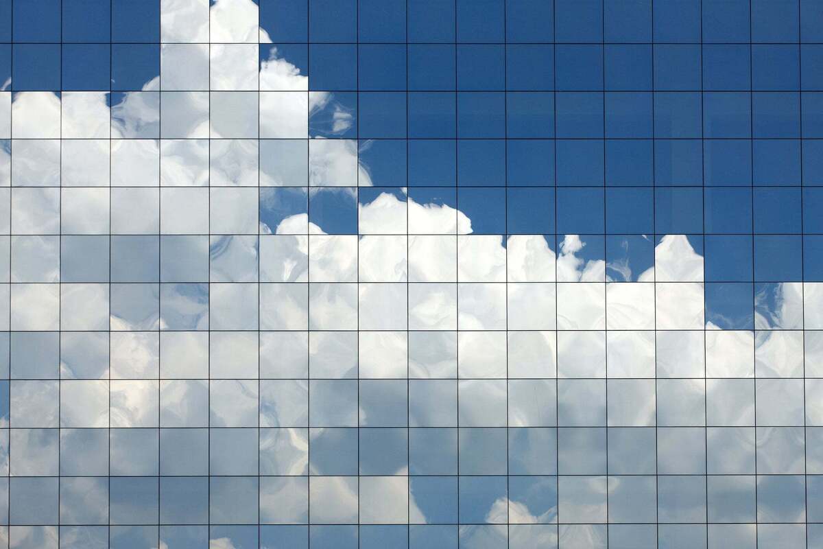 像素化的云反射在建筑窗户上