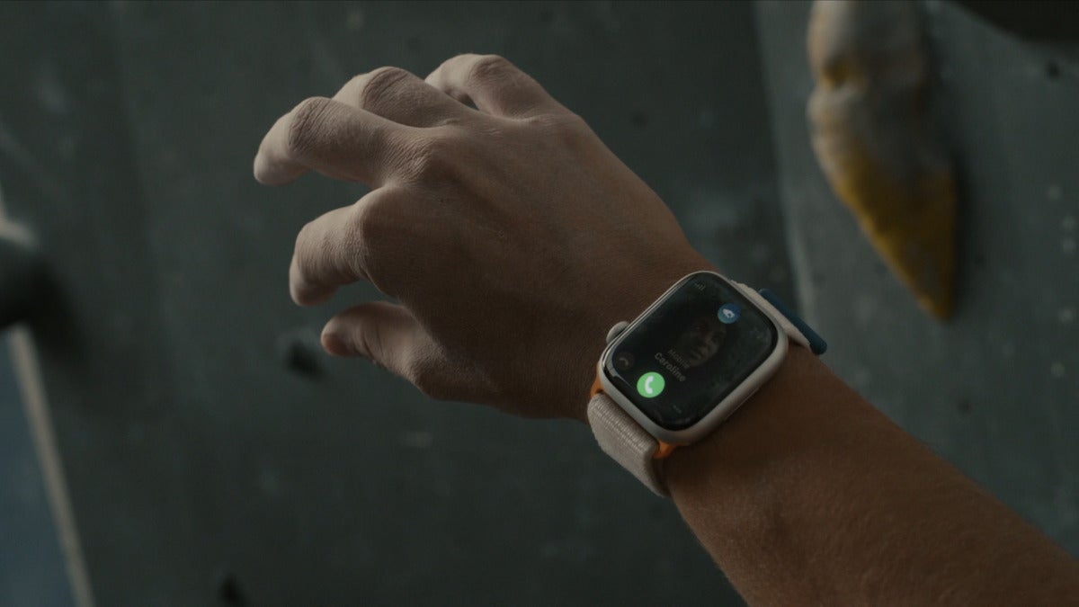 Mann mit Apple Watch Series 9 tippt zwei Finger zusammen