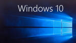 Windows 10 Schriftzug über einem Windows-Logo mit Schattenwurf